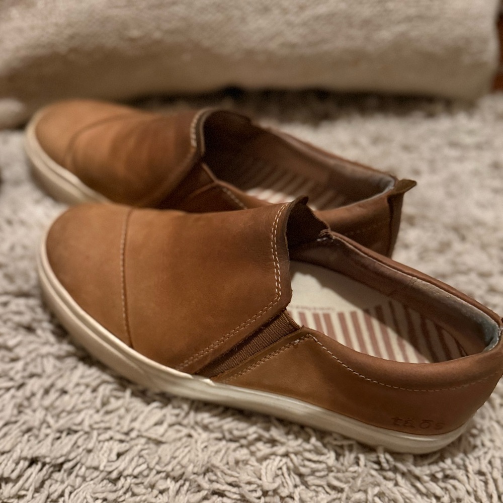 Taos Footwear LeatherWomen's Slip-On Sneakers - Picture 3 of 6
